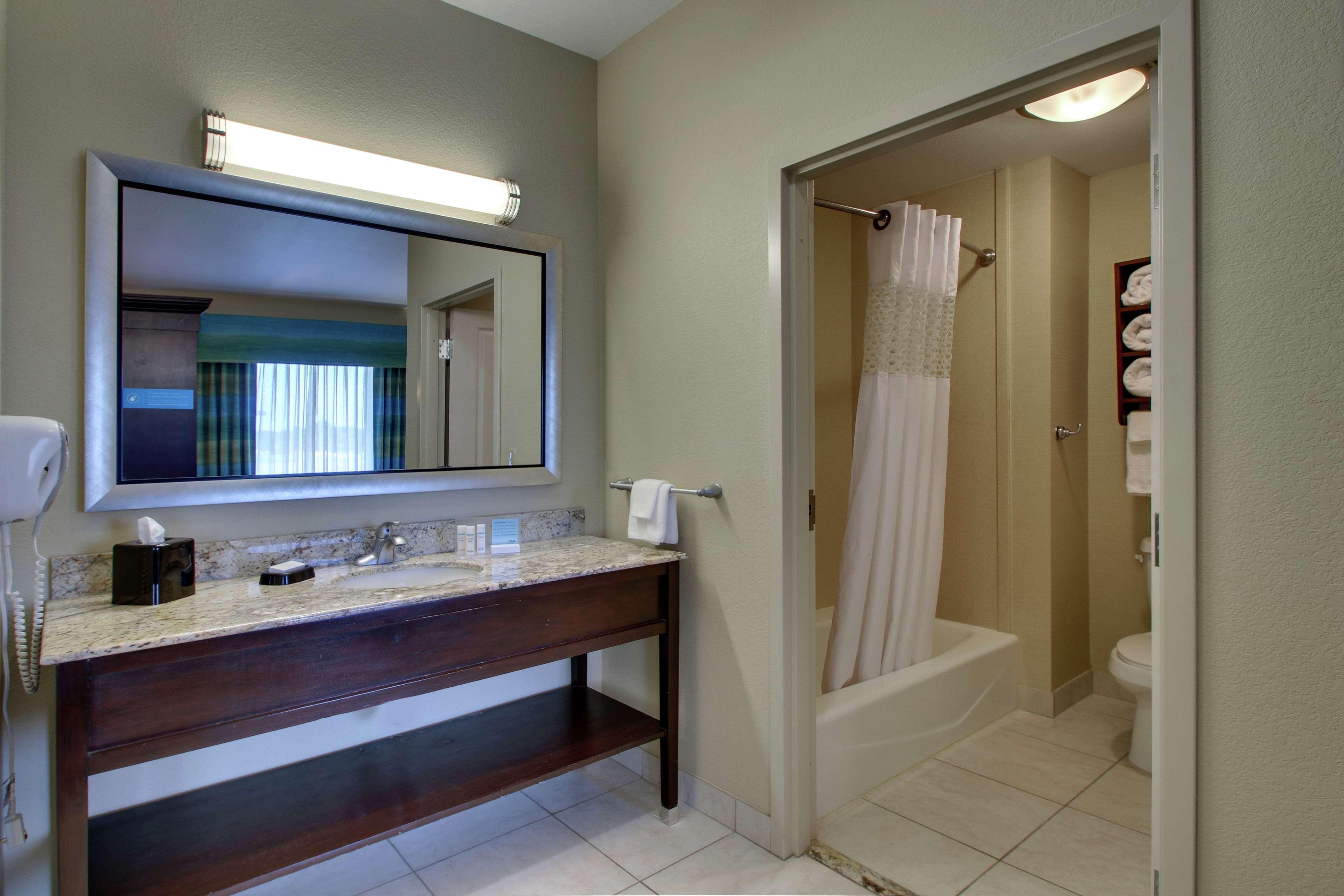 Hampton Inn Vernon Eksteriør bilde
